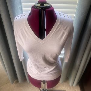 Gently used winter white v-neck sweater by Grace Elements. Size Medium.